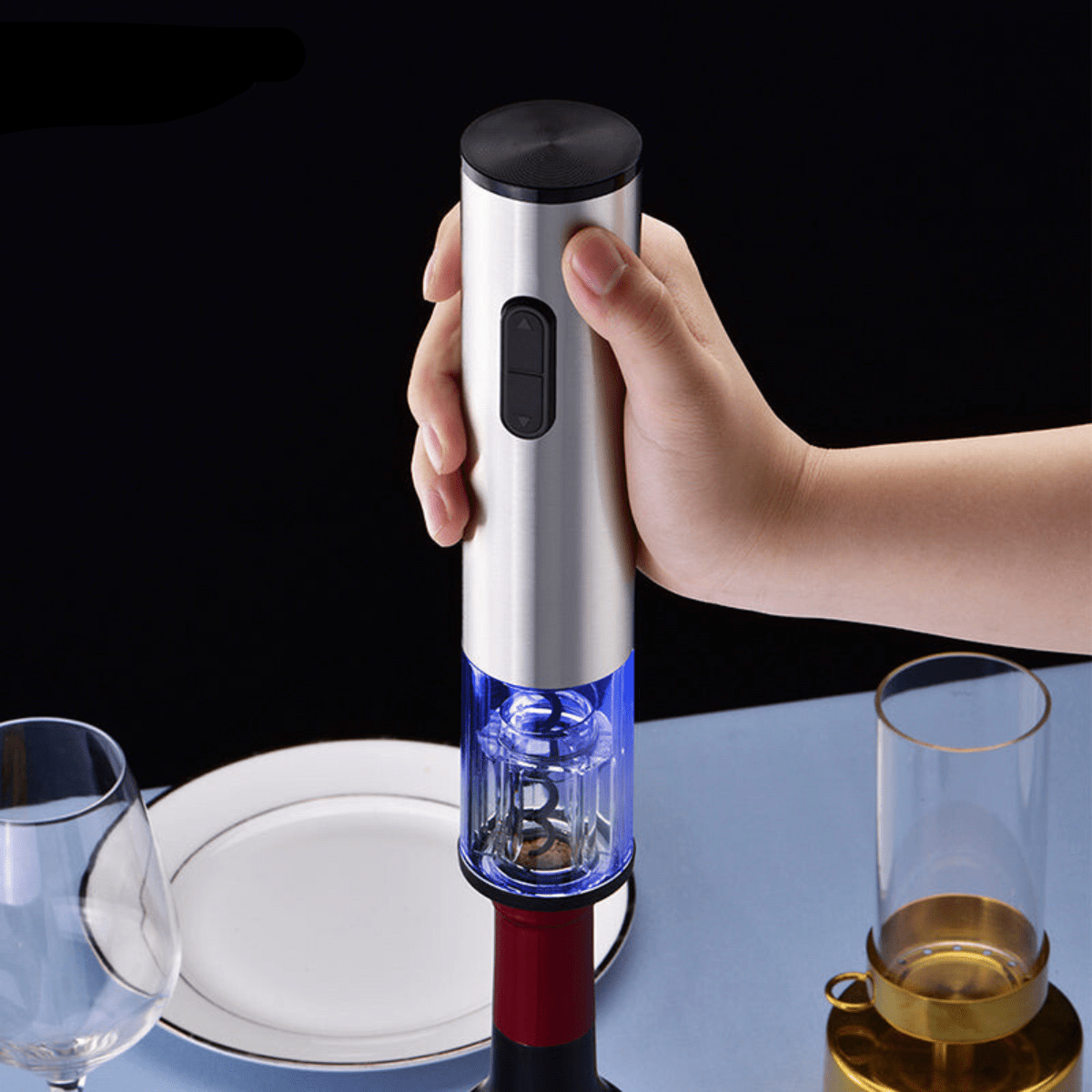 Elegant elektrisk vinåpner sett 4-i-1. Perfekt gaveide for vinelskere, middagsselskap og enkel flaskeåpning.