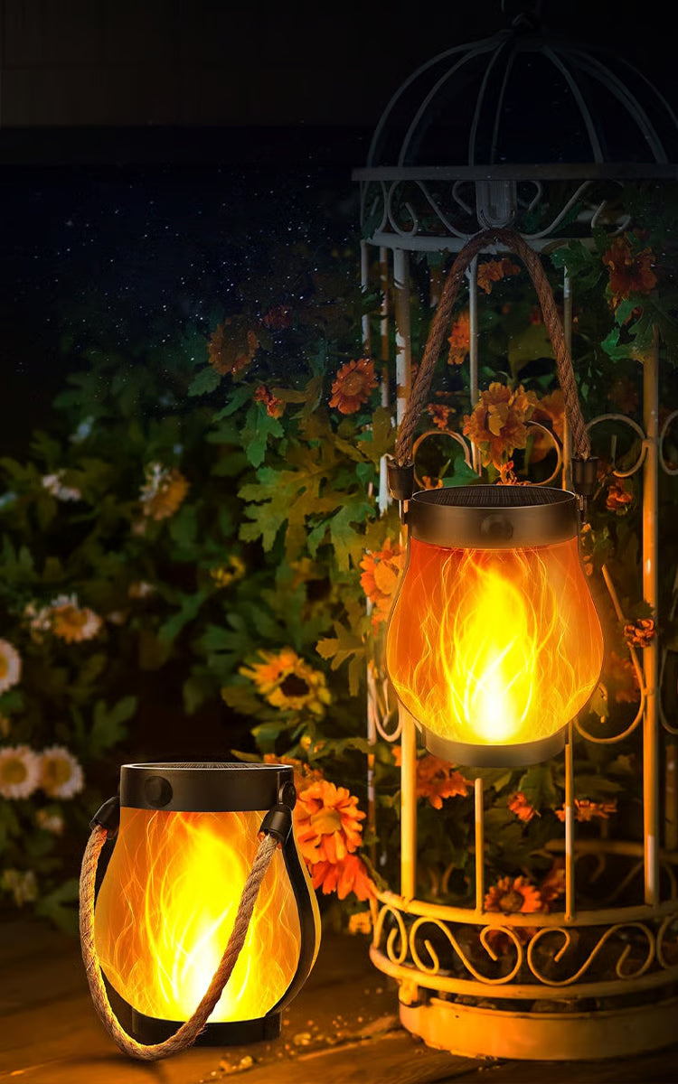 Stemningsfull EmberGlow LED-lanterne med automatisk flammeeffekt, ideell for utebelysning på balkong.