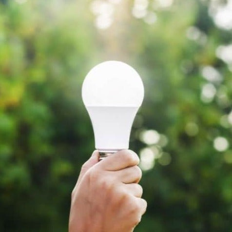 Detaljbilde av energieffektiv LED nødlyspære, klar til bruk.