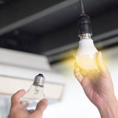 Pakke med LED nødlyspærer, en smart investering for sikkerhet i hjemmet.