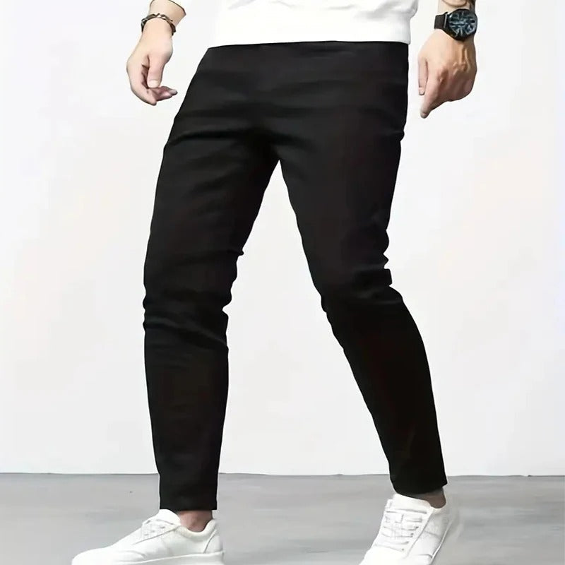 Tett sittende sorte skinny jeans for menn, laget av myk stretch-denim, perfekt passform