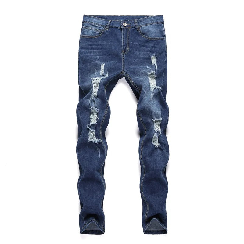 Nærbilde av slitasjedetaljer på jeans med smal passform for menn