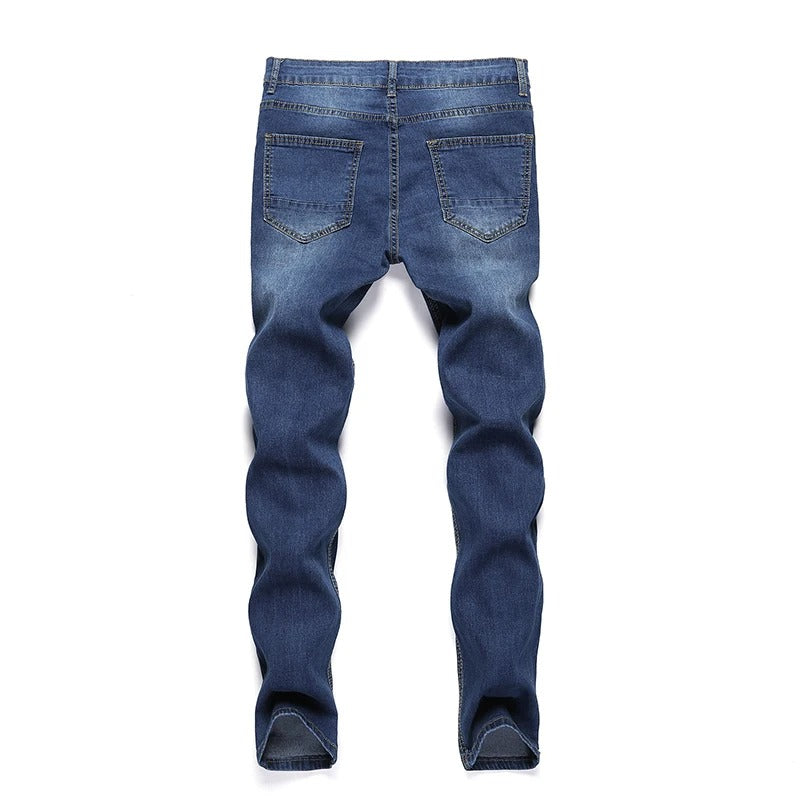 Mote for menn: skinny jeans med slitasjemerker, vist frem med joggesko