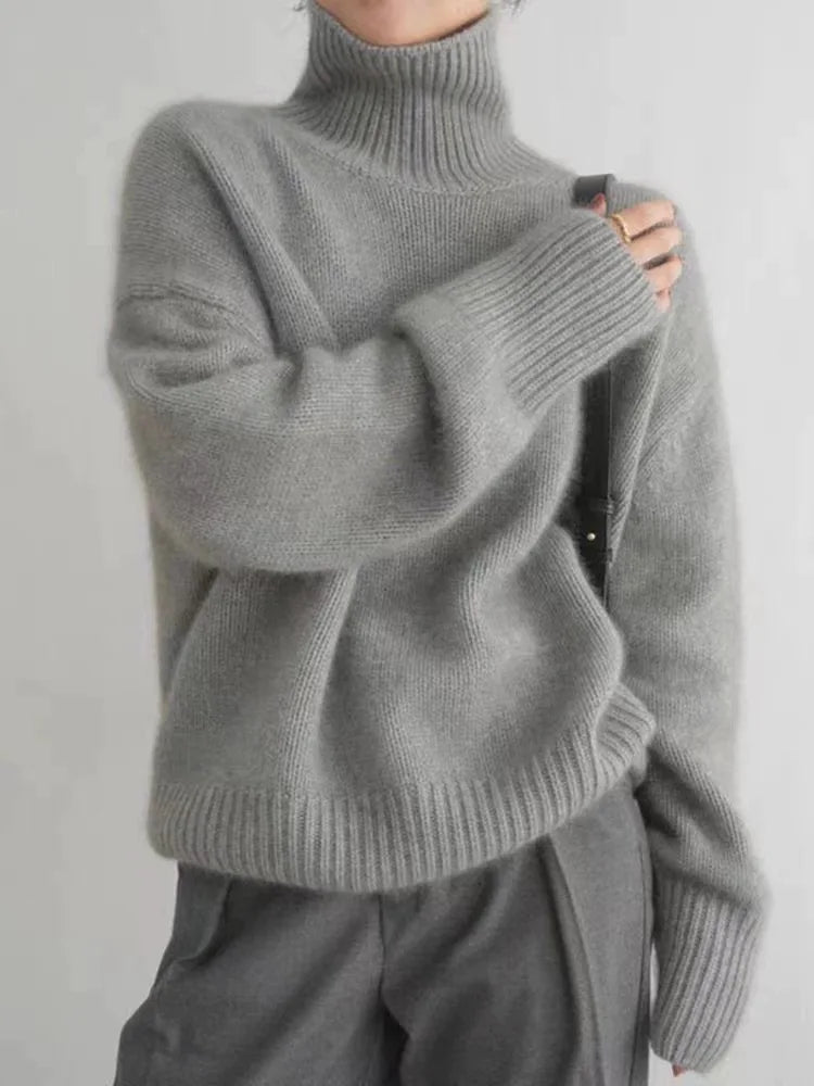 Damegenser med høy krage for en varm og elegant stil. Ensfarget komfortabel turtleneck genser.