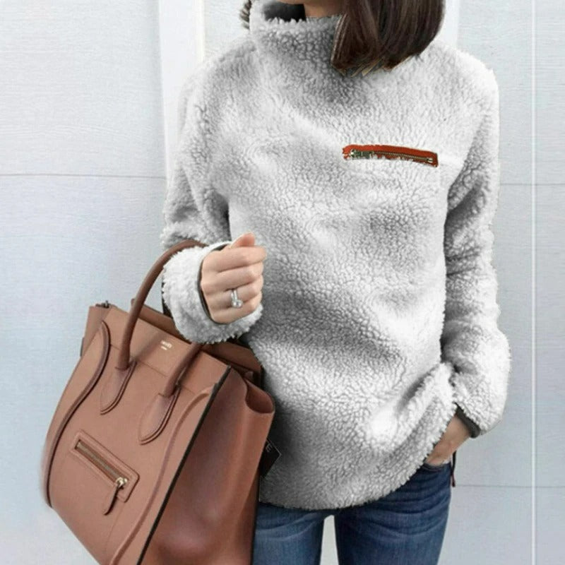Moteriktig damegenser i plysj, varm og stilfull turtleneck for kaldere dager.