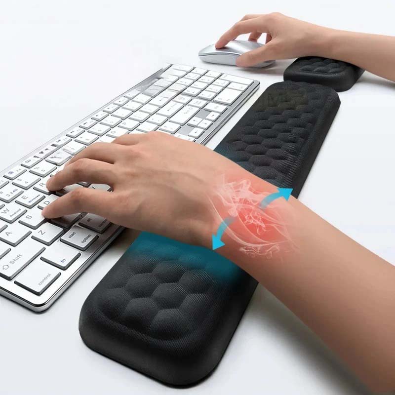 Sett med ergonomisk tastaturstøtte og musestøtte i memoryfoam, ideelt for kontorutstyr.