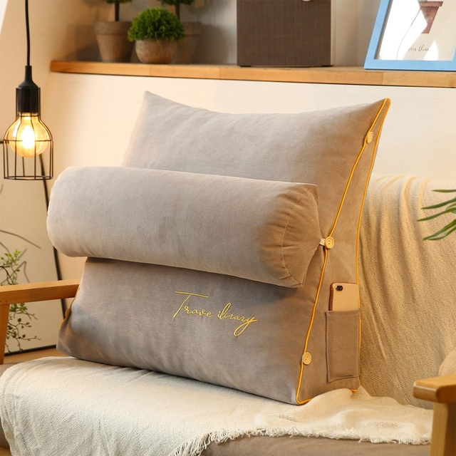 Trekantet ryggstøttepute med ergonomisk minneskum og vaskbart trekk. Perfekt for sofa og seng.