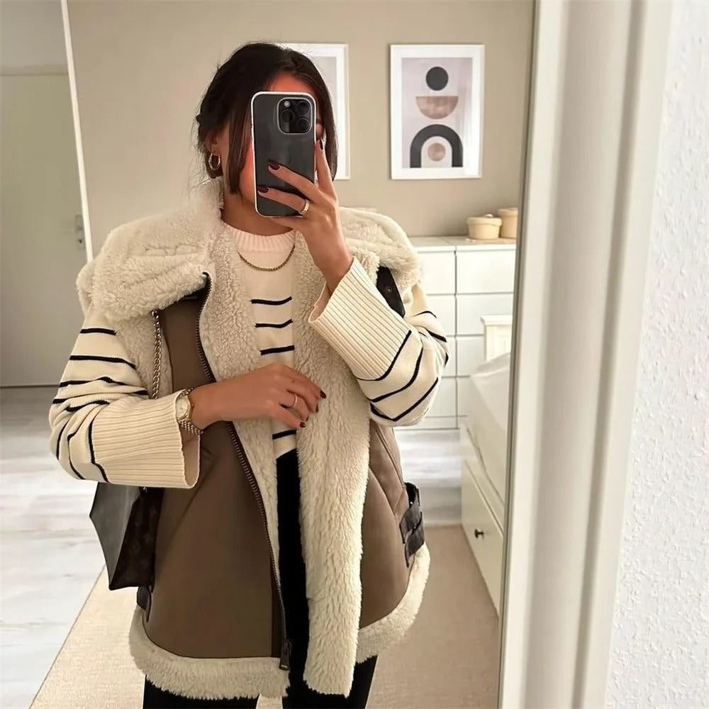 Ermeløs polotopp for kvinner. Elegant design med glidelås. Perfekt for uformelle anledninger og motebevisste.
