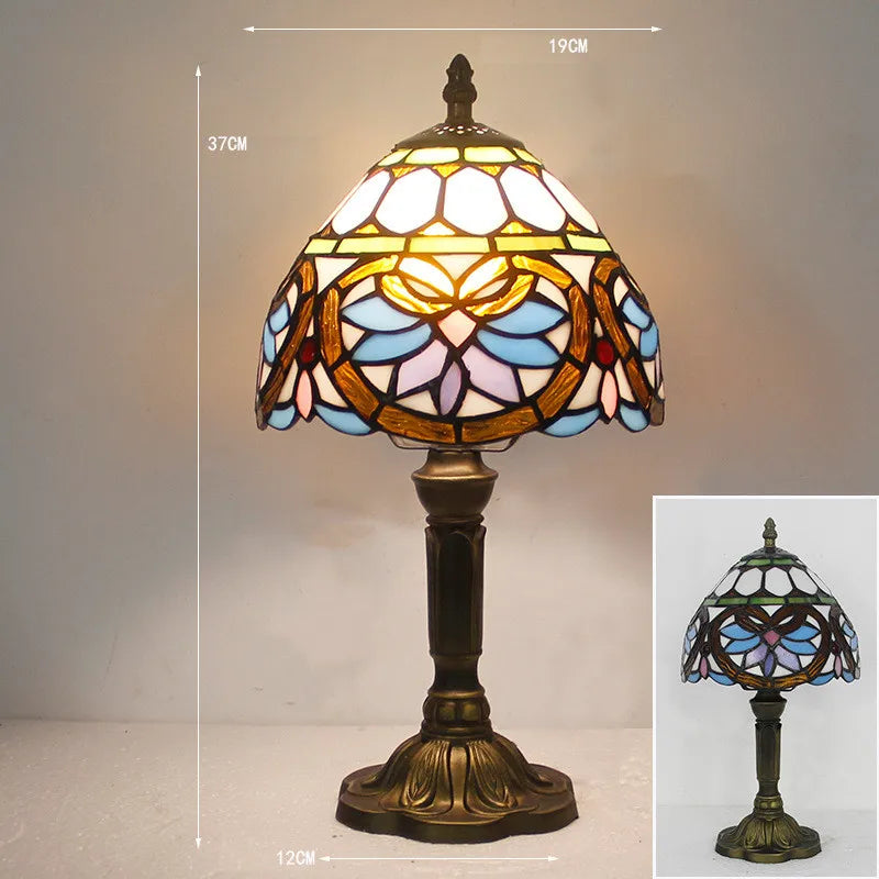 Stilfull fargerik bordlampe med justerbar hals og LED-lys, perfekt som leselampe og interiørdetalj.