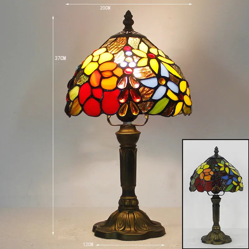 Detalj av håndlaget fargerik bordlampe med fleksibel hals, ideell som dekorativ leselampe.