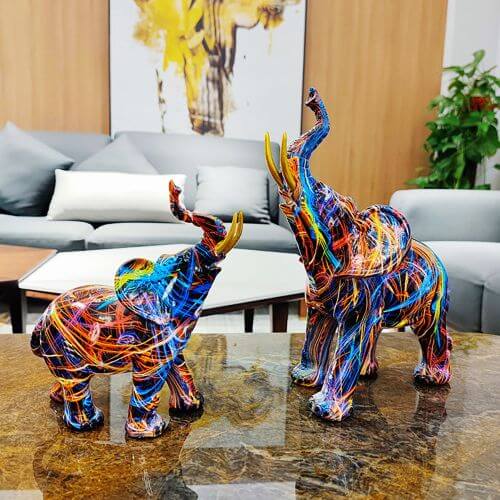 Livlig elefantfigur i fargerik graffiti-look, en moderne dyrefigur i resin.
