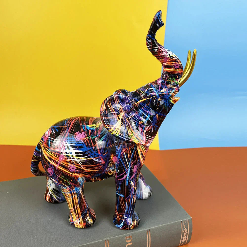 Strålende fargerik elefantskulptur, et levende kunstverk. Unik hjemmedekor for stue eller soverom.