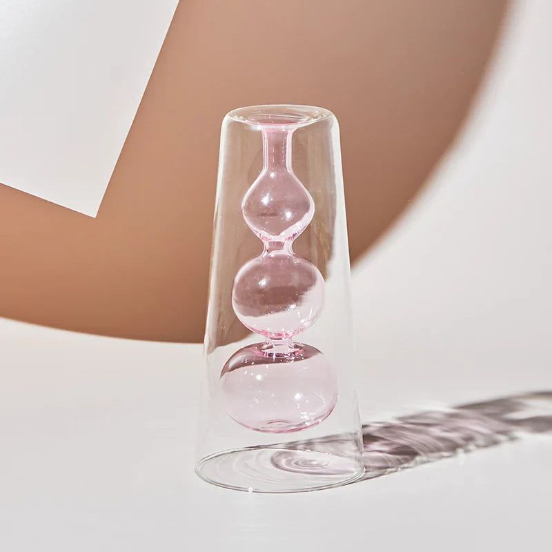 Elegant fargerik vase i glass, moderne skandinavisk design. Flott gave for interiørelskere.