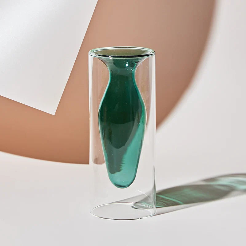 Nordisk inspirert farget glassvase. Dekorativ for stue, soverom eller kontor.