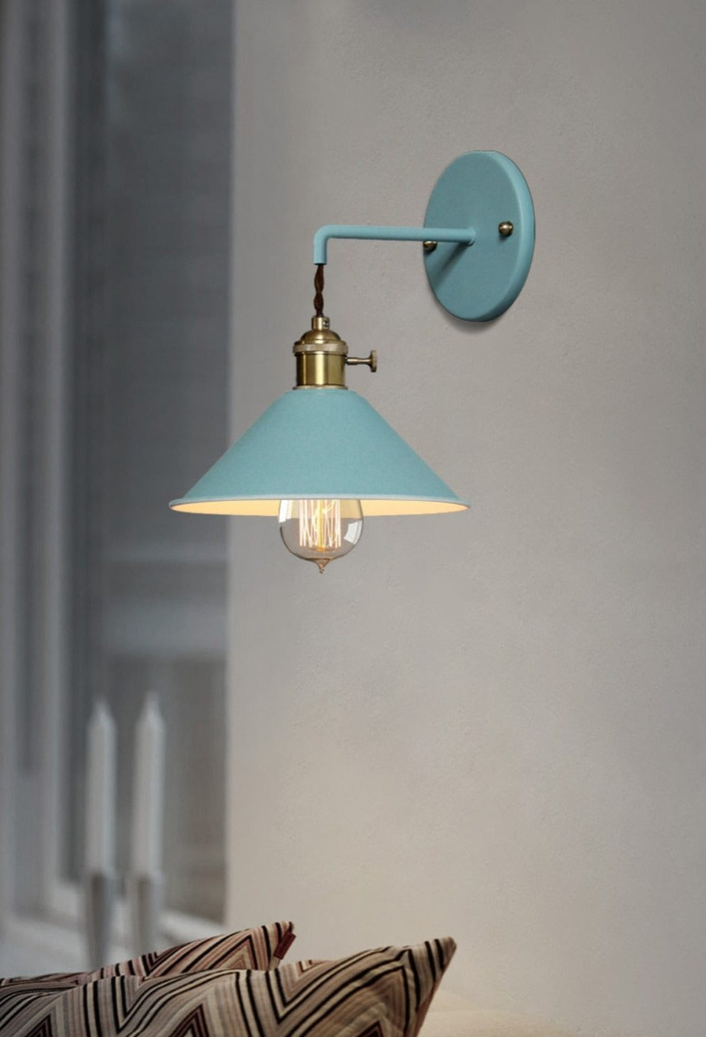 Stilfull fargerik vegglampe i retro stil. En dekorativ og funksjonell belysning for hjemmet.
