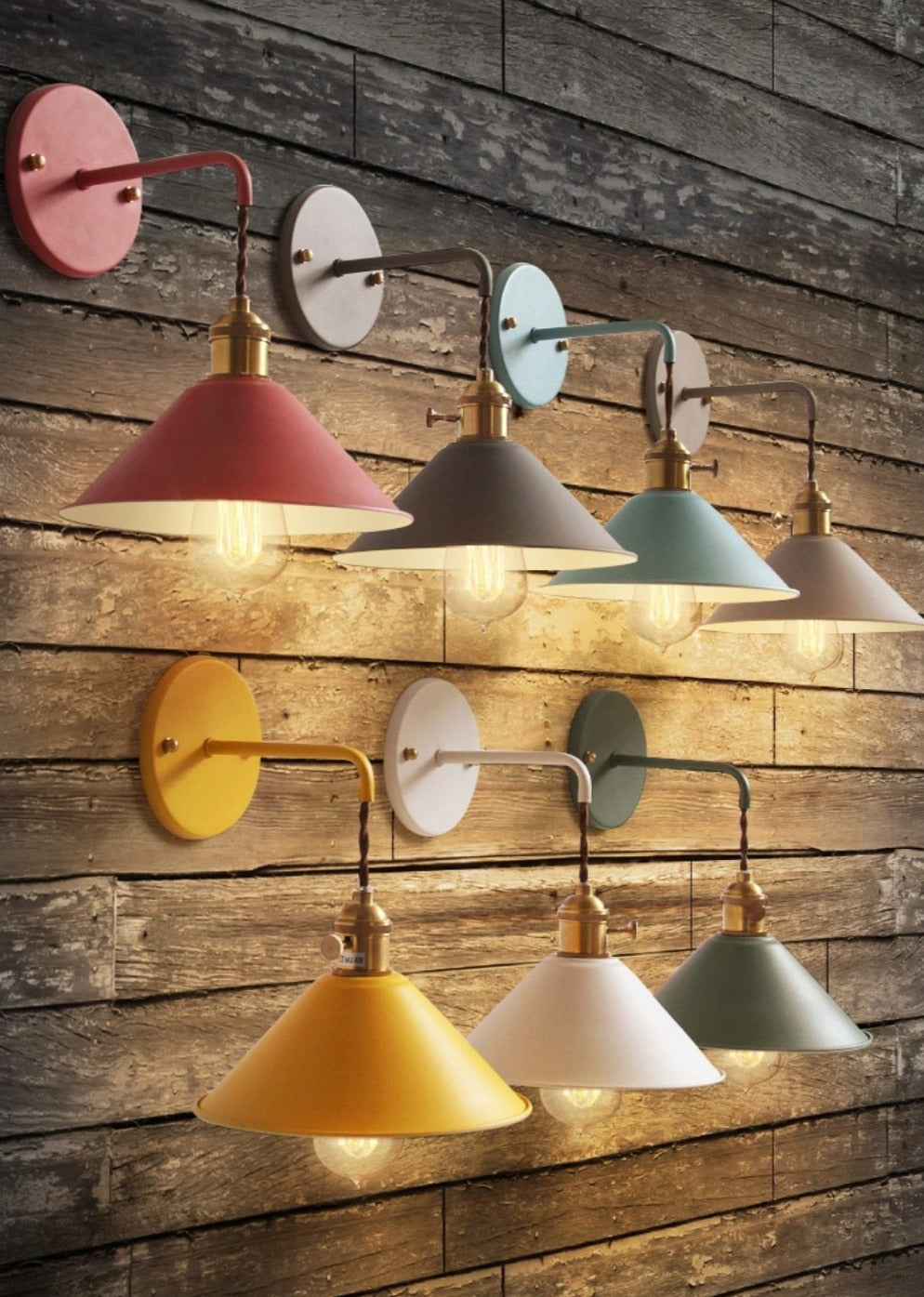 Justerbar vegglampe i fargerikt retro design for stue og soverom. Skaper unikt lys.