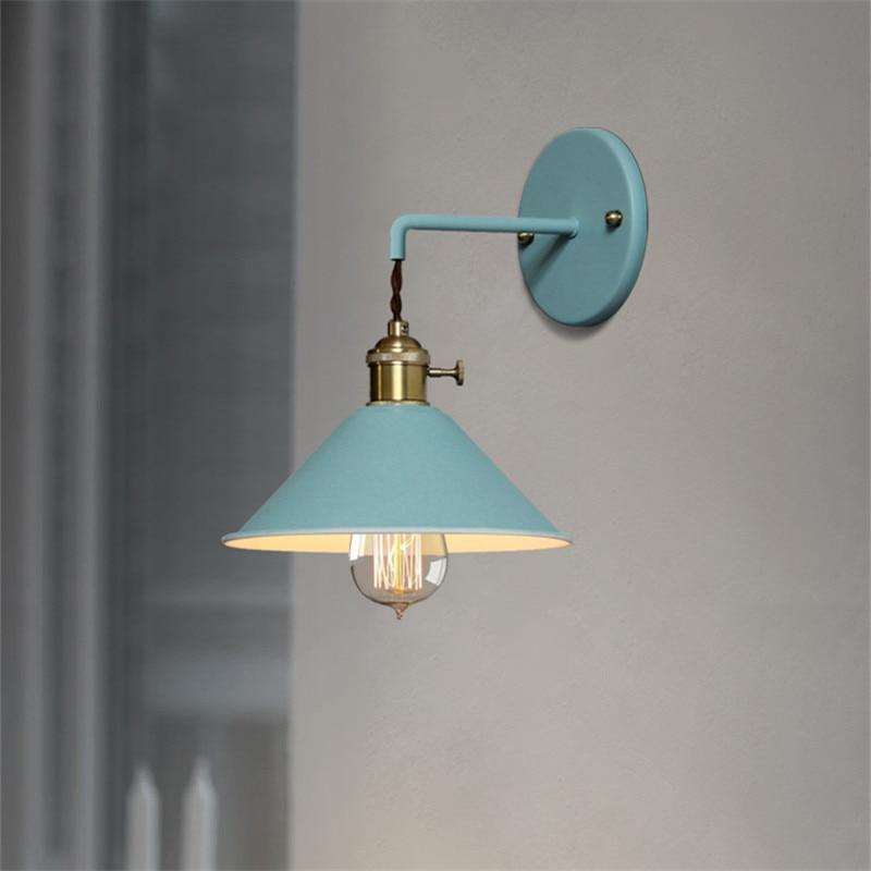 Dekorativ fargerik vegglampe i retro stil. Passer til stue, soverom og hjemmeinnredning.