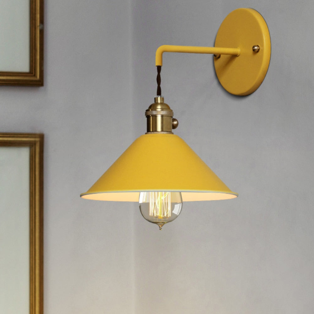 Levende fargerik retro vegglampe som gir koselig atmosfære til stue og soverom.