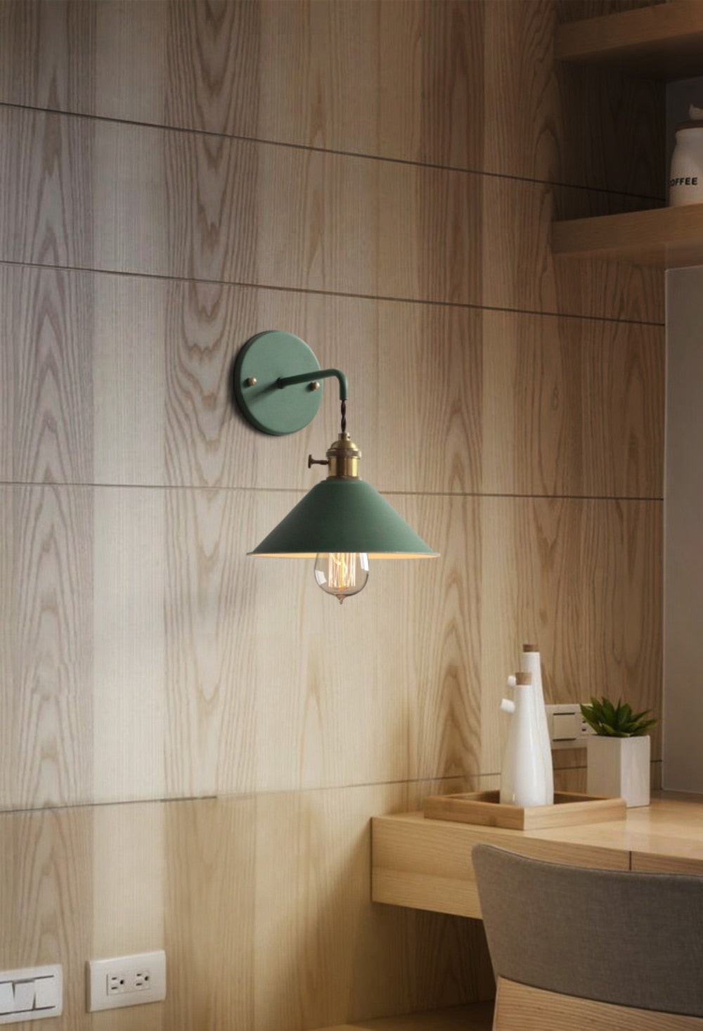 Retro vegglampe med fargerike glasskupler. Perfekt for stemningsfull belysning i soverom.
