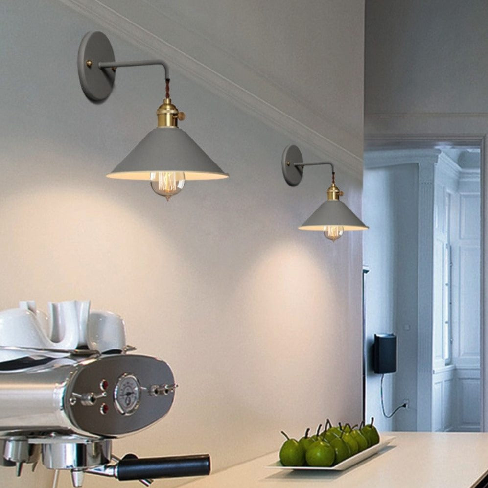 Hjemmeinnredning: Fargerik retro vegglampe. Justerbar for optimal belysning i stue/soverom.