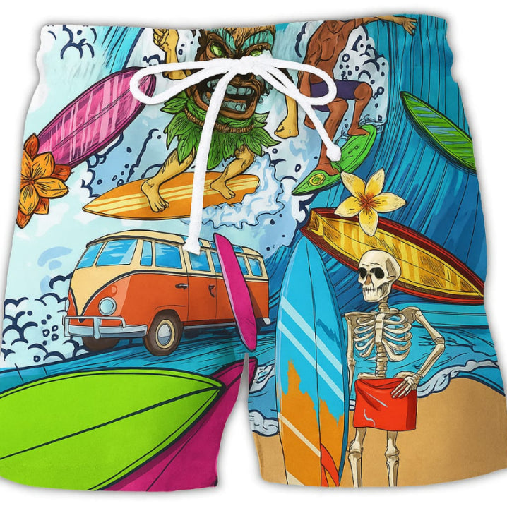 Nærbilde av moderne herre badebukser med detaljert graffiti mønster. Hurtigtørkende strandshorts.