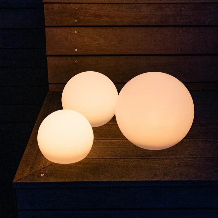 Allsidig LED kulelys med fjernkontroll. Juster farge og modus for perfekt hage- eller festbelysning.