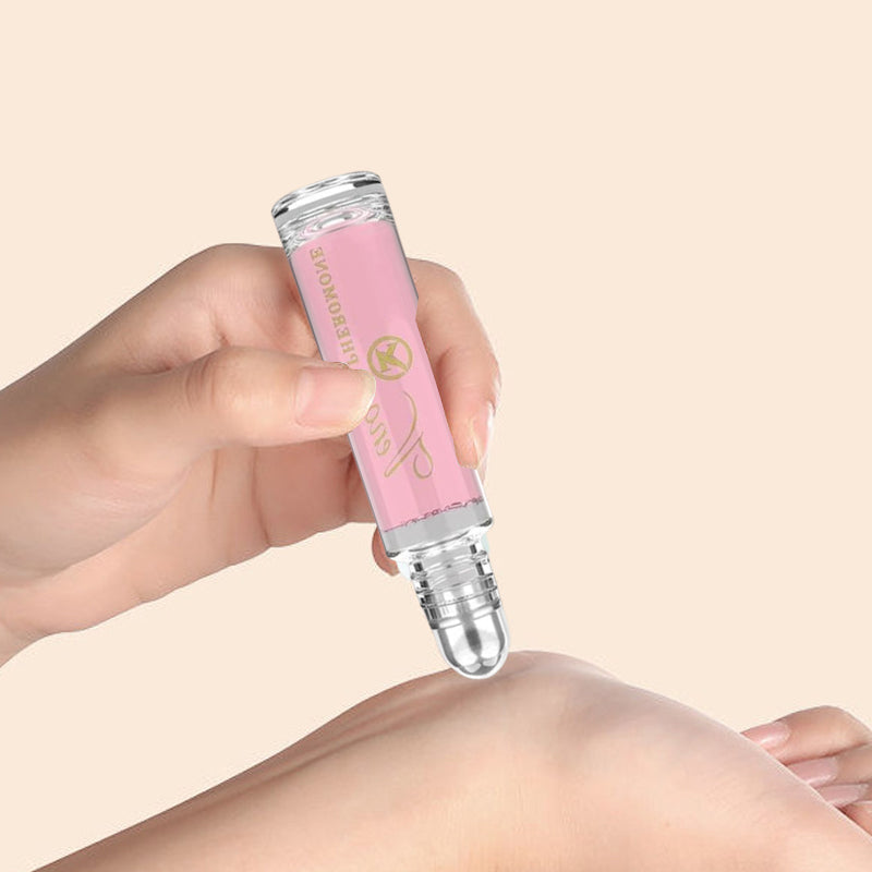 Mann påfører diskret feromonparfyme med rollerball for å øke sin naturlige sjarm og tiltrekning.