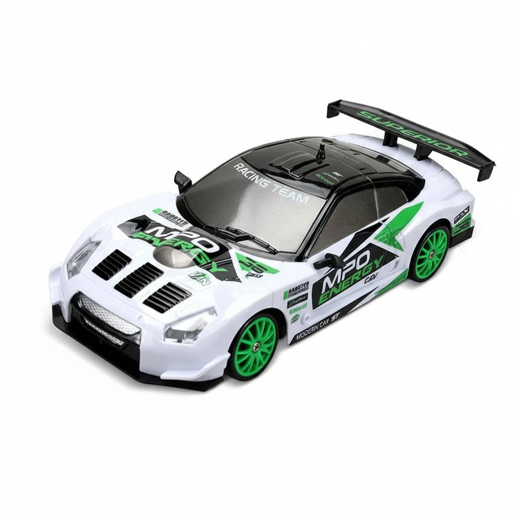Nærbilde av robust chassis på 4WD RC driftbil, viser komponenter for holdbarhet og ytelse.