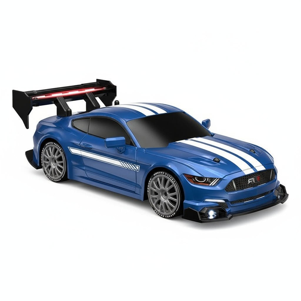 En person betjener fjernkontrollen til 4WD RC driftbil, klar for spennende utendørslek og racing.