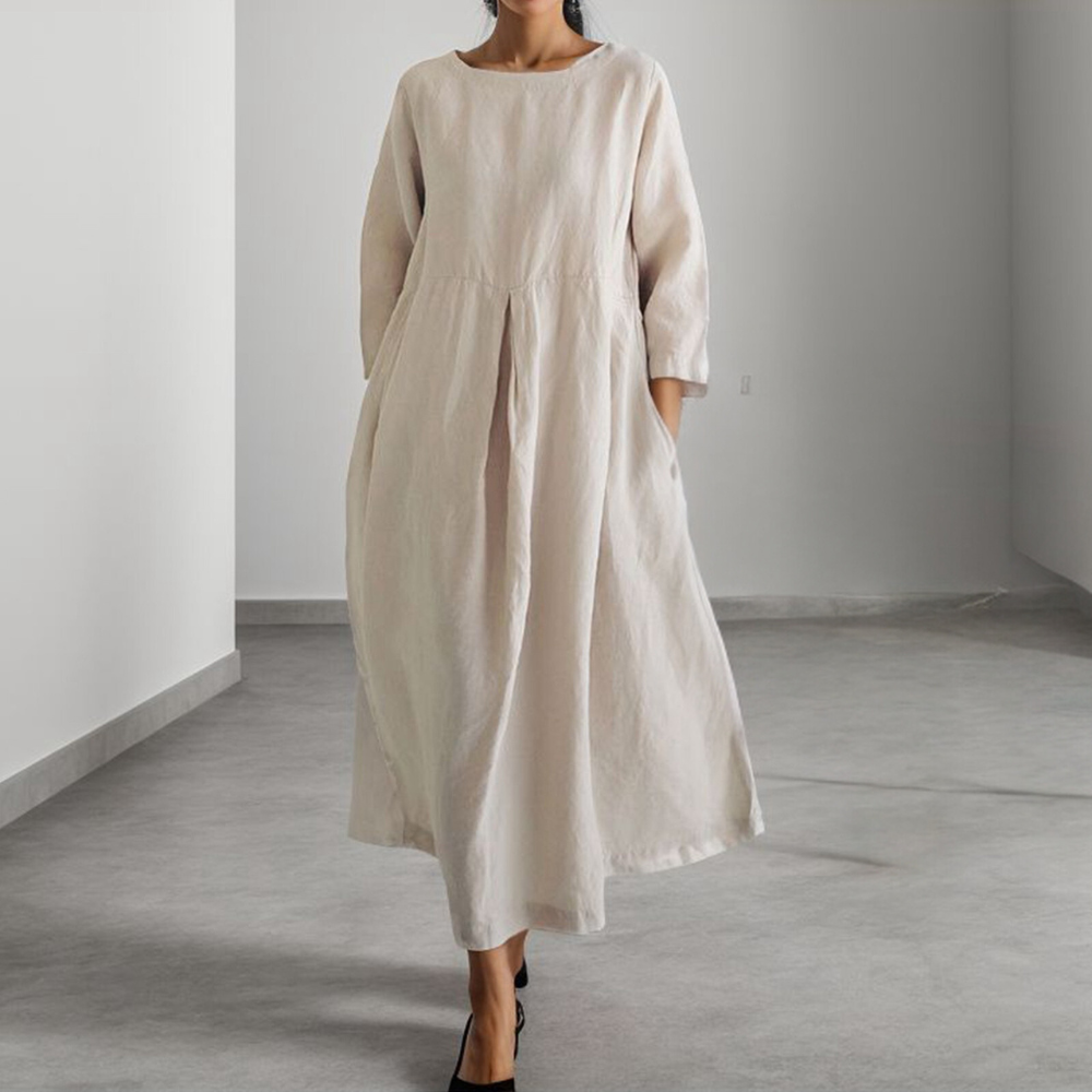 Komfortabel, lett sommerkjole i svart. Flatterende snitt for en elegant look på varmere dager.