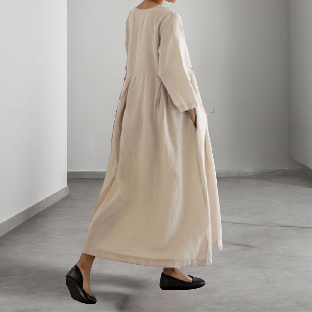 Elegant svart sommerkjole for kvinner, lett og flatterende for varme dager og spesielle anledninger.