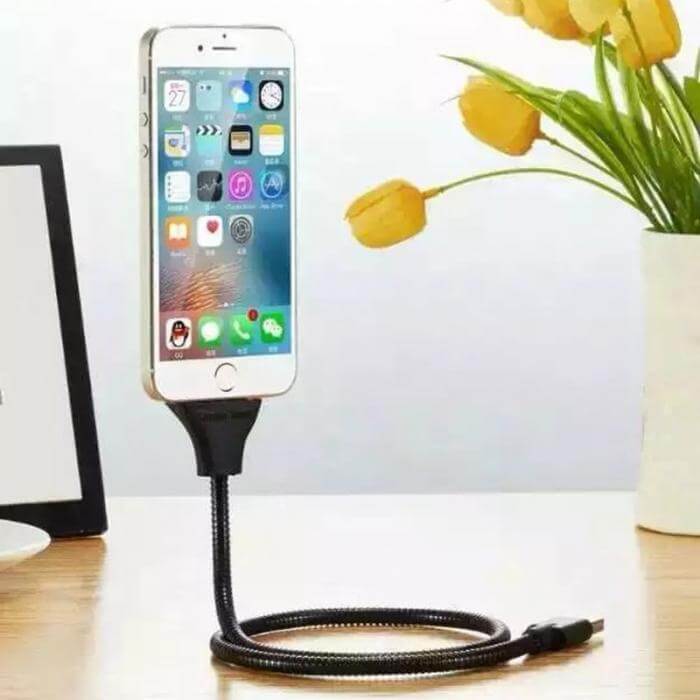 Sølvfarget fleksibel mobilholder og ladekabel tilbehør for skrivebordet.
