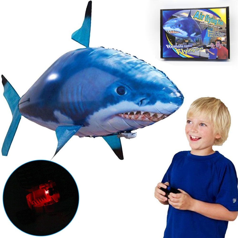 Barn leker med flyvende hai ballong. Fjernkontrollert hai for innendørs RC moro.