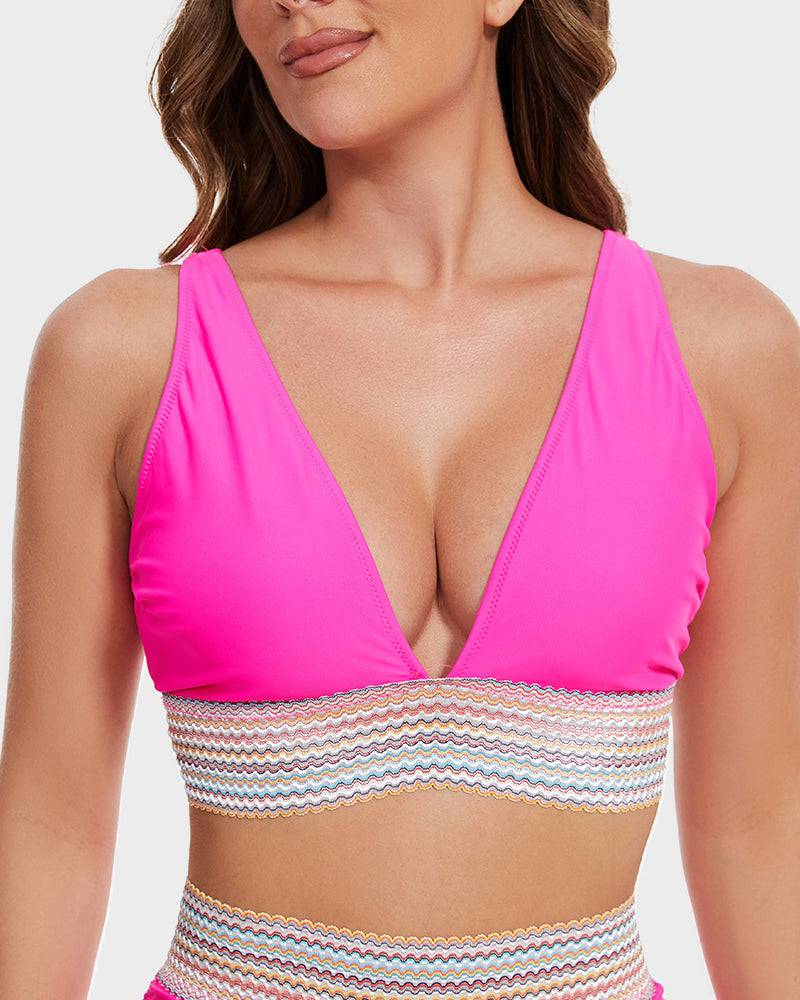 Elegant formende bikini med høy midje, fargeblokk for kvinner på stranden.