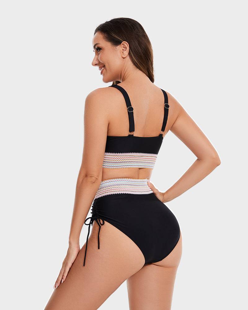 Sommerklar bikini med høy midje, formende passform og fargeblokk.