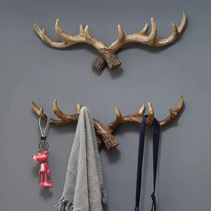 Rustikk veggkrok i antler stil. Et unikt frakkestativ som pynter opp i gangen.