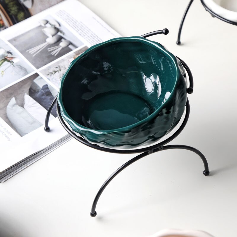 Hundeskål i keramikk, forhøyet for små hunder, med et stilrent design som passer hjemme.