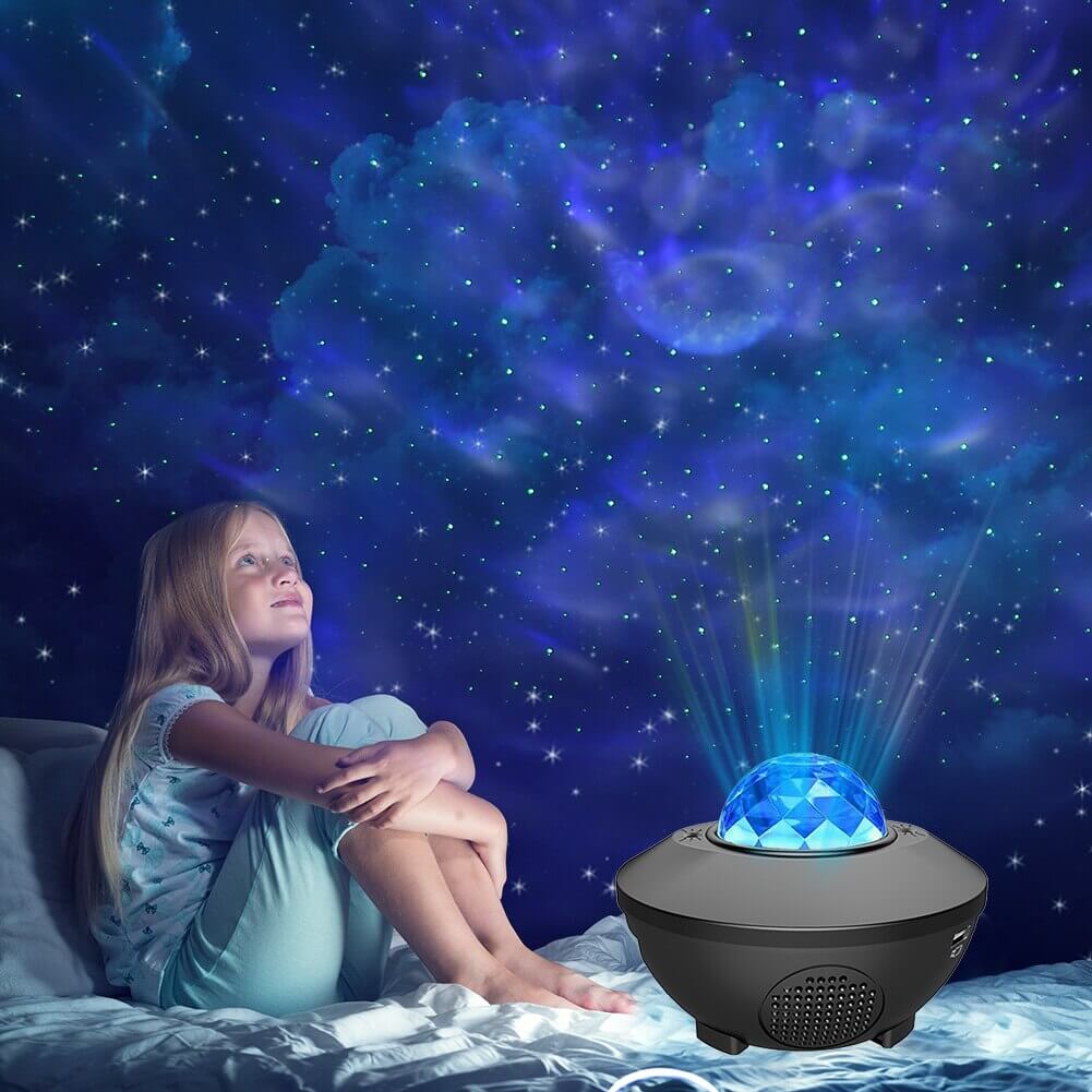 Stjernehimmel projektor lyser opp et rom med galaksebilder, nordlys og fargerike nebular.