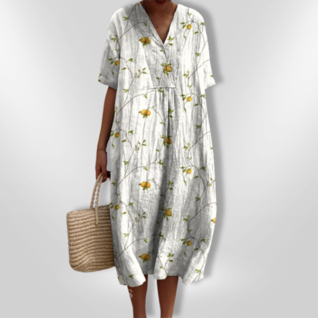 Seitliche Ansicht eines luftigen Damen Sommer Maxikleids mit Blumendruck und Komfort-Passform.