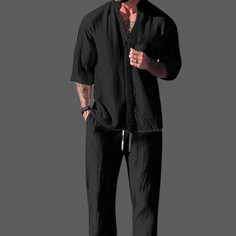 Nærbilde av det myke stoffet og V-halsen på fritidstoppen for menn, en del av et komfortabelt loungesett.