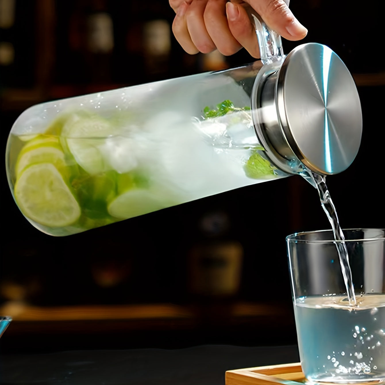 Allsidig gjennomsiktig kanne for kald og varm drikke, vann, juice. Med praktisk lokk.
