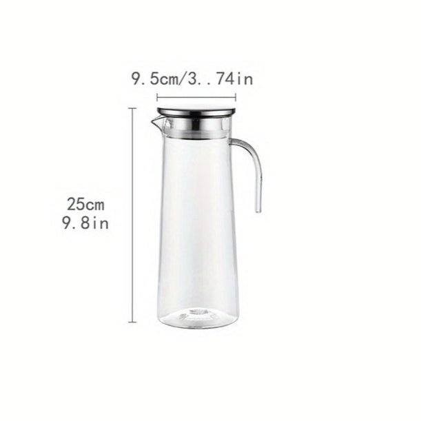 Minimalistisk design: Gjennomsiktig vannkanne med lokk for en stilren presentasjon av drikken.