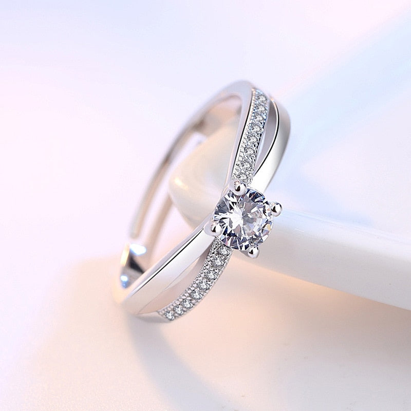 Elegant sølvfarget kvinnering med justerbar design og vakker cubic zirconia. Et moderne smykke.