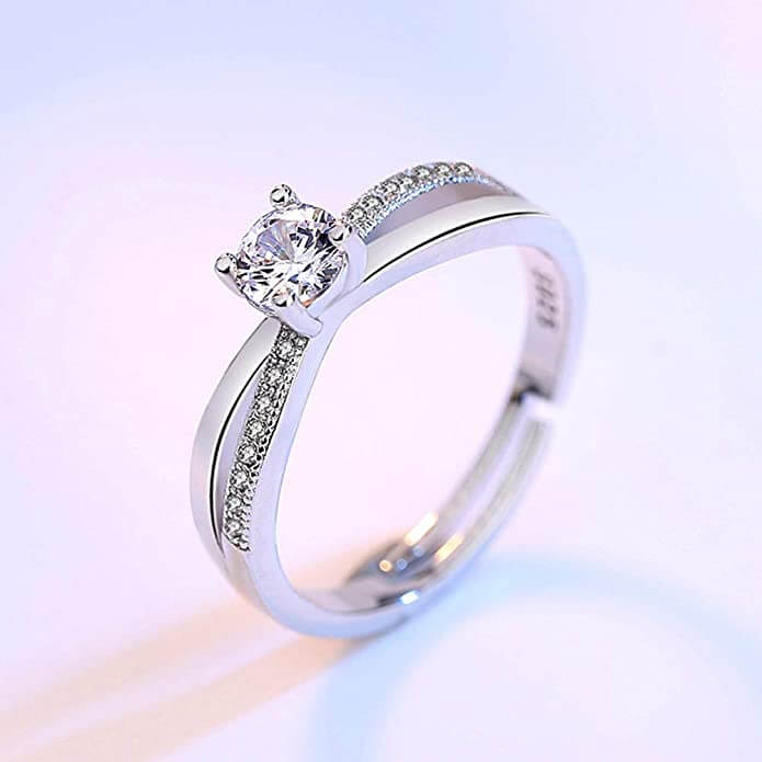 Perfekt gave: Justerbar forlovelsesring med skinnende cubic zirconia. Allergivennlig smykke for kvinner.