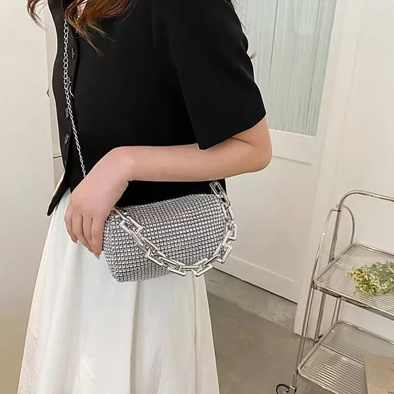 Glamorøs kveldsveske; en glitrende bøtteveske med skinnende rhinestones, perfekt for fest.