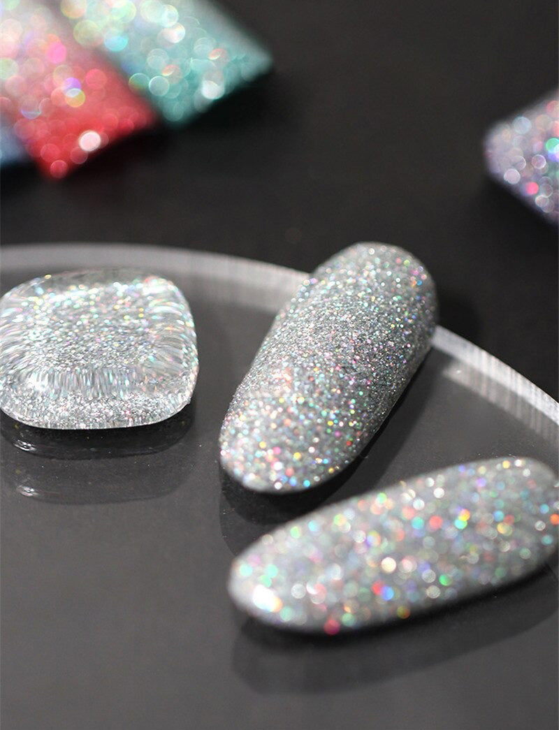 Festklar gel neglelakk med reflekterende glitter for glamorøse og iøynefallende negler.