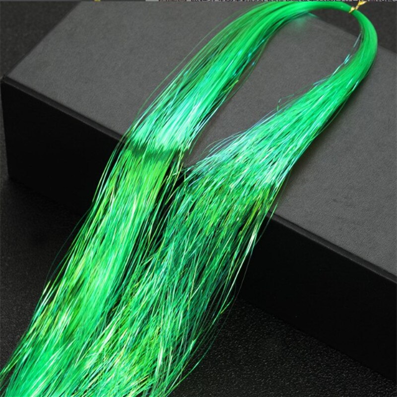 Festivalhår med tinsel extensions, gir et fargerikt og strålende uttrykk.