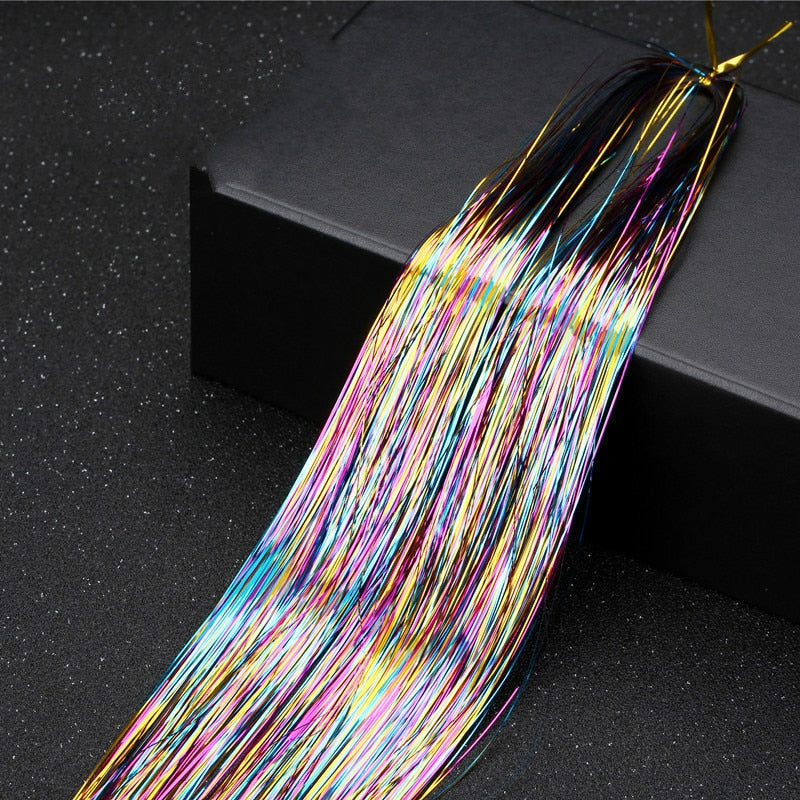 Skinnende tinsel extensions, transformerer din hårstil til en festfrisyre.