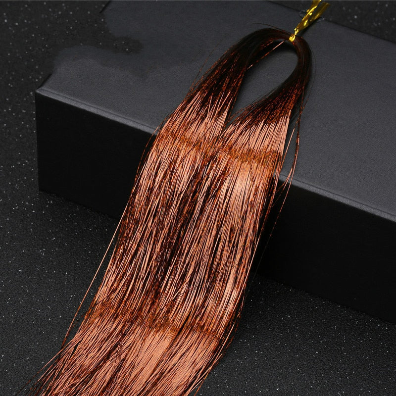 Tinsel hårforlengelse i flere farger, skaper en levende og festlig look.