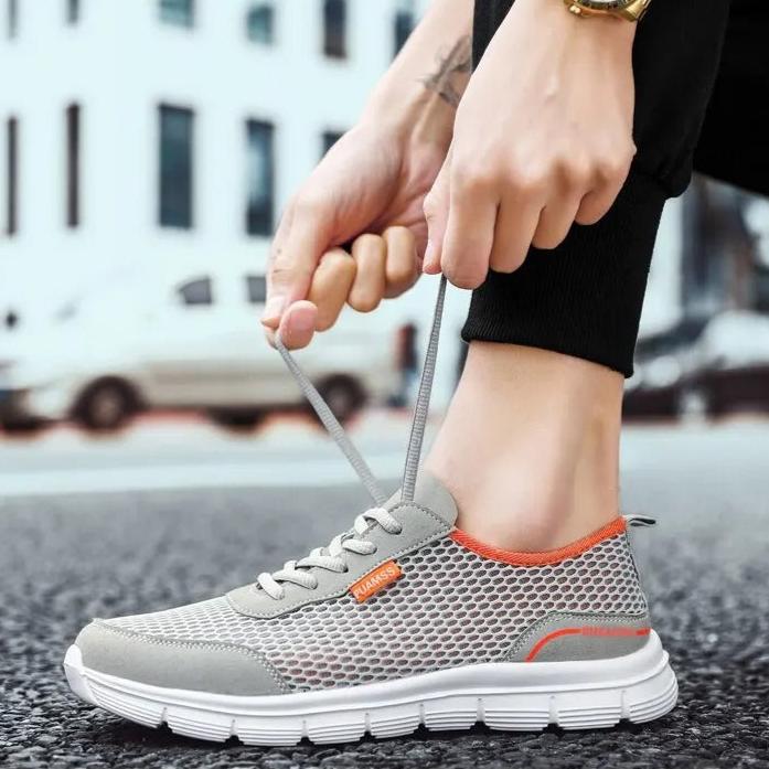 Pustende grå joggesko for herre. Gir optimal komfort for løping og turgåing.